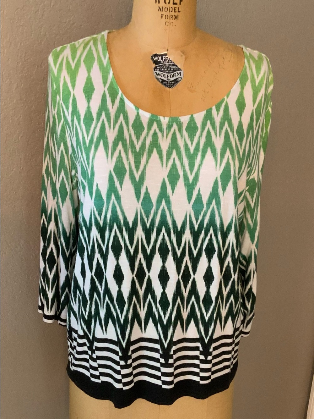Chico's Green White and Black Chevron Scoop Neck 3/4 Sleeve Top, size 2 - Large